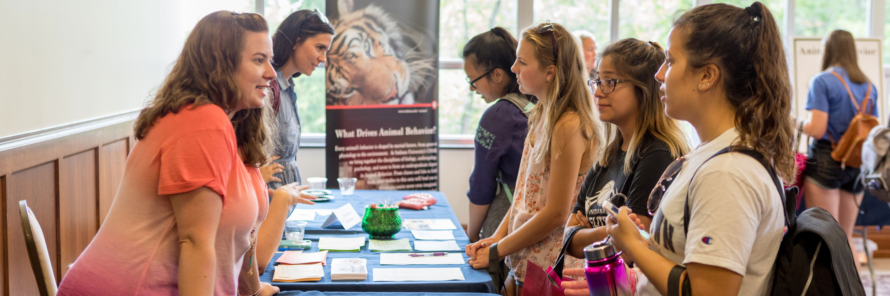 advisor talking with students at majors expo